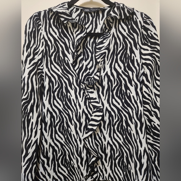 ZARA Size Small Black and White Animal Print Top - Picture 4 of 9